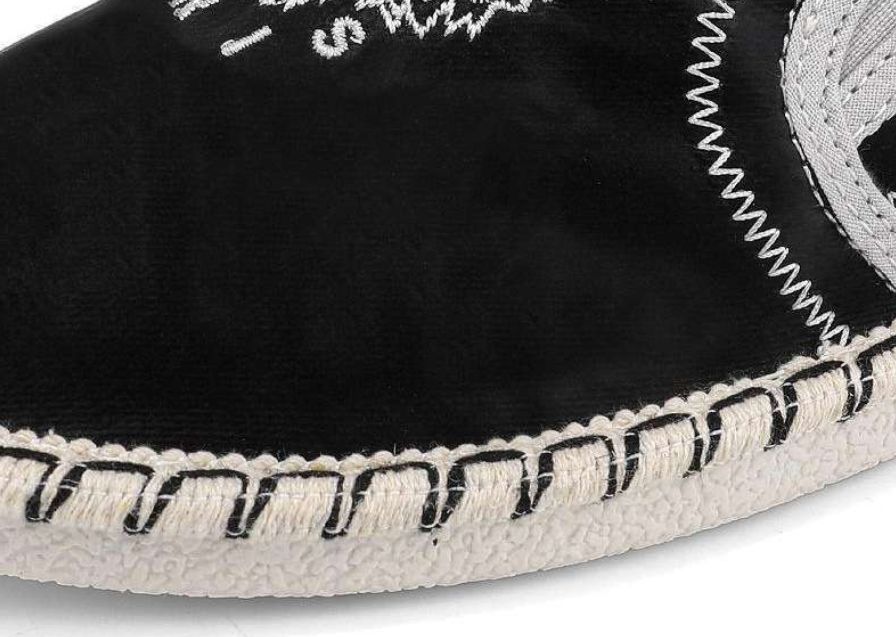Traditional Old Beijing-style Linen Shoes for Men in Spring for Casual Wear Featuring Chinese Style Embroidery These Shoes are Suitable for All Seasons