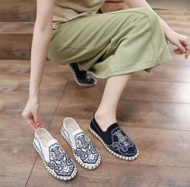 Old Beijing Cloth Shoes for Both Men and Women Made Multi-Layered Sole Chinese Style Embroidered Shoes