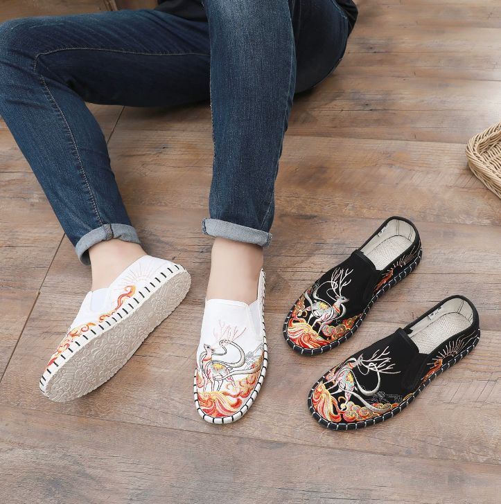 Old Beijing Cloth Shoes for Both Men and Women Made Multi-Layered Sole Chinese Style Embroidered Shoes
