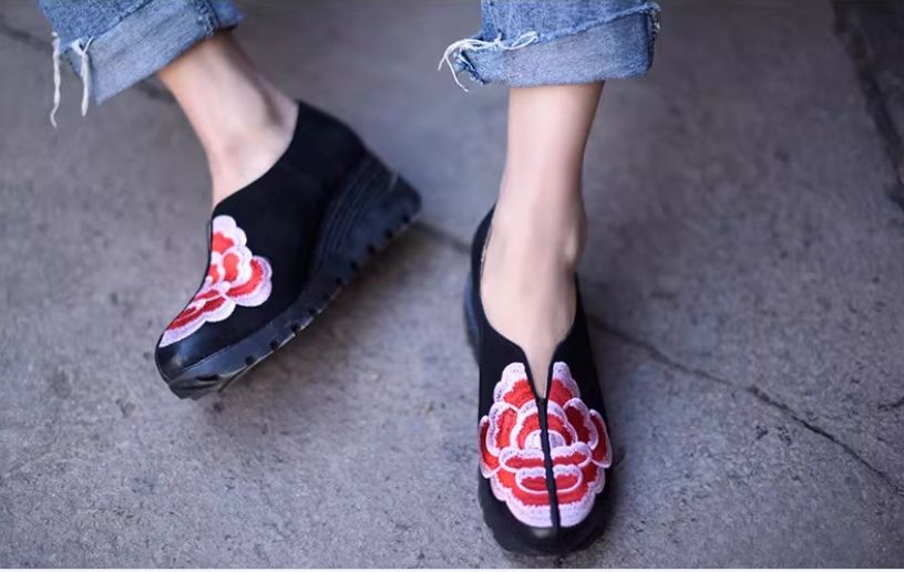 Women's Shoes for All Seasons,New Chinese-Style Wedge-Heeled LeatherShoes with Embroidered Flowers on the Midsole,  Trendy Footwear