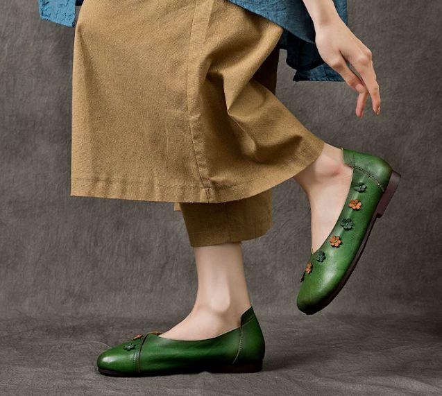 Spring 2026 New Style Flower-Patterned Cowhide Low-Heeled Sandals, Comfortable and Versatile, Soft-Bottomed Genuine Leather Shoes for Women Flat Heel.