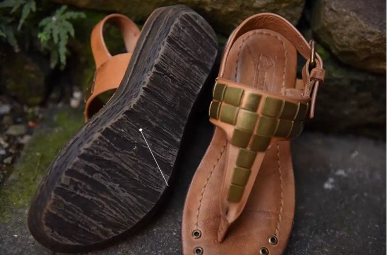 New Style Cowhide Sandals Rivet T-shaped Ankle and Toe Clasp Low-Heeled Retro Trendy Shoes