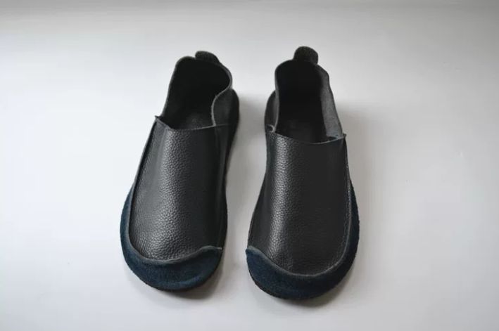 Soft Flat Leather One-Piece Slip-on Shoes with Deep Heel and Round Toe, Lightweight and Casual Made of Genuine Leather With a Retro Handcrafted Style, Suitable for Women.