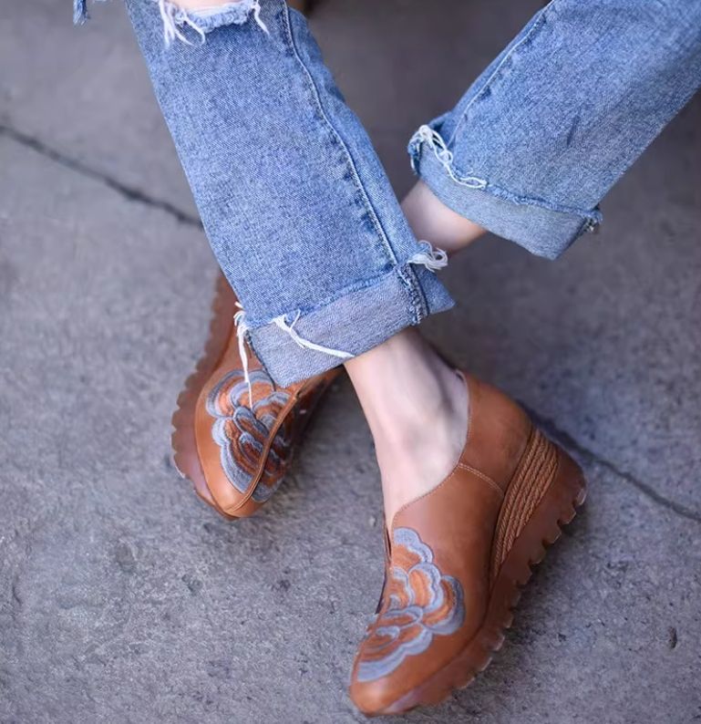Women's Shoes for All Seasons,New Chinese-Style Wedge-Heeled LeatherShoes with Embroidered Flowers on the Midsole,  Trendy Footwear