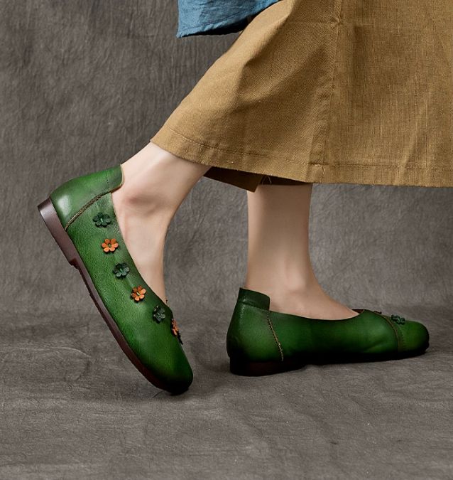 Spring 2026 New Style Flower-Patterned Cowhide Low-Heeled Sandals, Comfortable and Versatile, Soft-Bottomed Genuine Leather Shoes for Women Flat Heel.