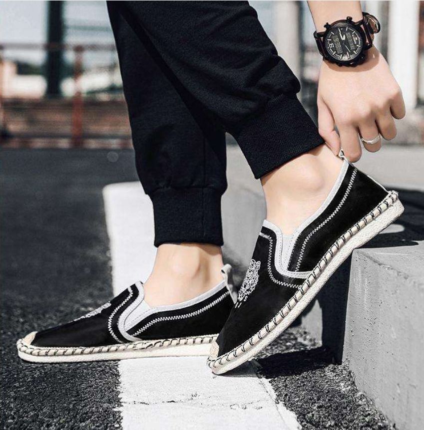 Traditional Old Beijing-style Linen Shoes for Men in Spring for Casual Wear Featuring Chinese Style Embroidery These Shoes are Suitable for All Seasons
