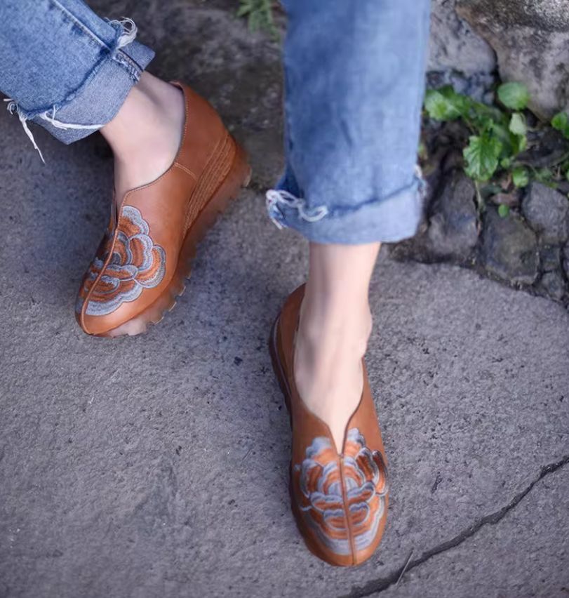 Women's Shoes for All Seasons,New Chinese-Style Wedge-Heeled LeatherShoes with Embroidered Flowers on the Midsole,  Trendy Footwear