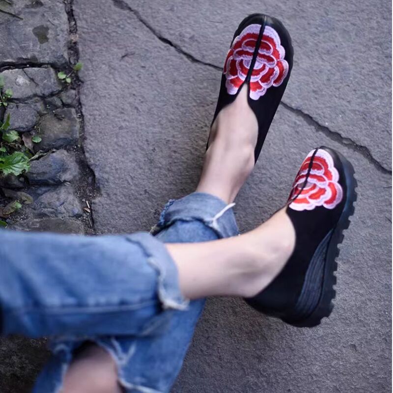 Women's Shoes for All Seasons,New Chinese-Style Wedge-Heeled LeatherShoes with Embroidered Flowers on the Midsole,  Trendy Footwear