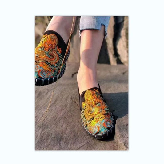 Traditional Beijing Embroidery Leather Shoes for Men Made by Skilled Artisans, with a Thousand-Layer Sole, Featuring Chinese Style Craftsmanship and Soft Sole. Suitable for All Seasons