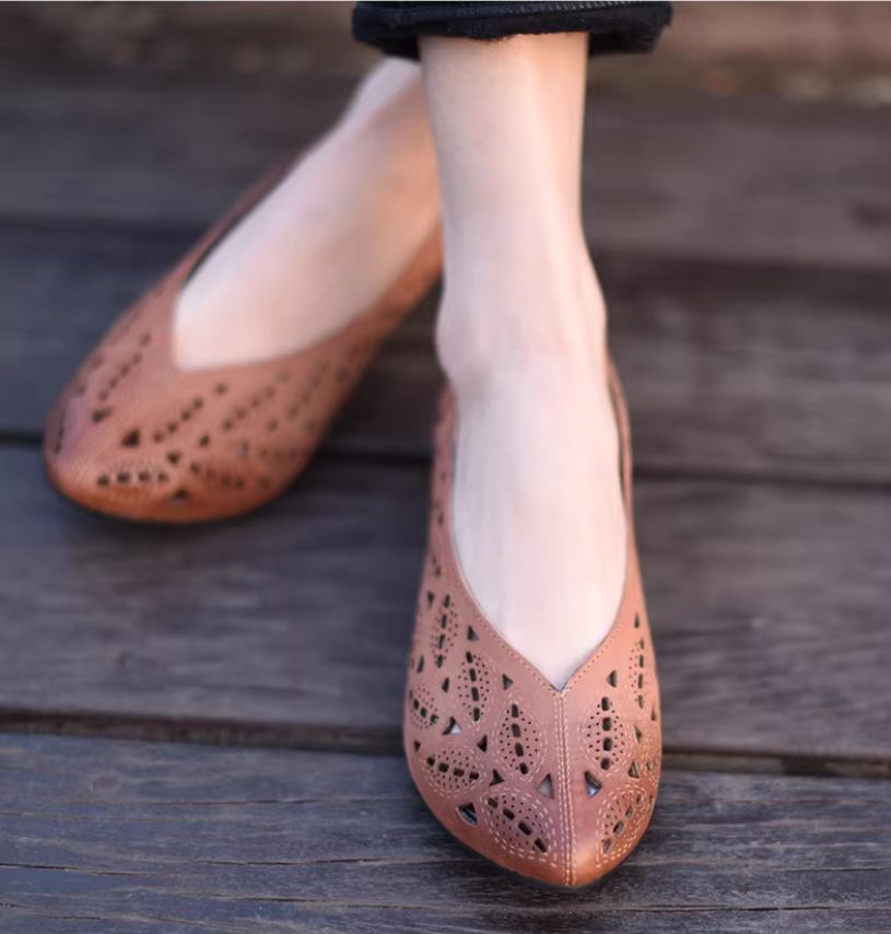 Retro and Comfortable Sheepskin Hollowed-Out Platform Low-Heeled Pointed-toe Women's Shoes