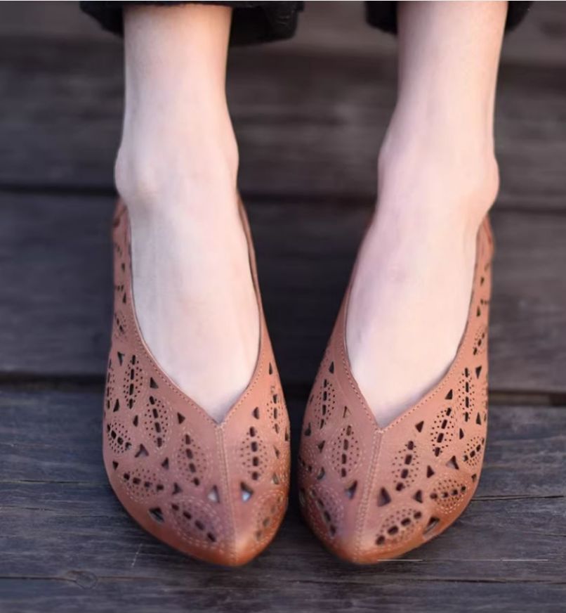 Retro and Comfortable Sheepskin Hollowed-Out Platform Low-Heeled Pointed-toe Women's Shoes