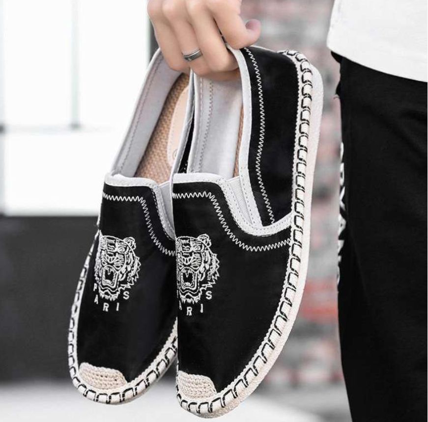 Traditional Old Beijing-style Linen Shoes for Men in Spring for Casual Wear Featuring Chinese Style Embroidery These Shoes are Suitable for All Seasons
