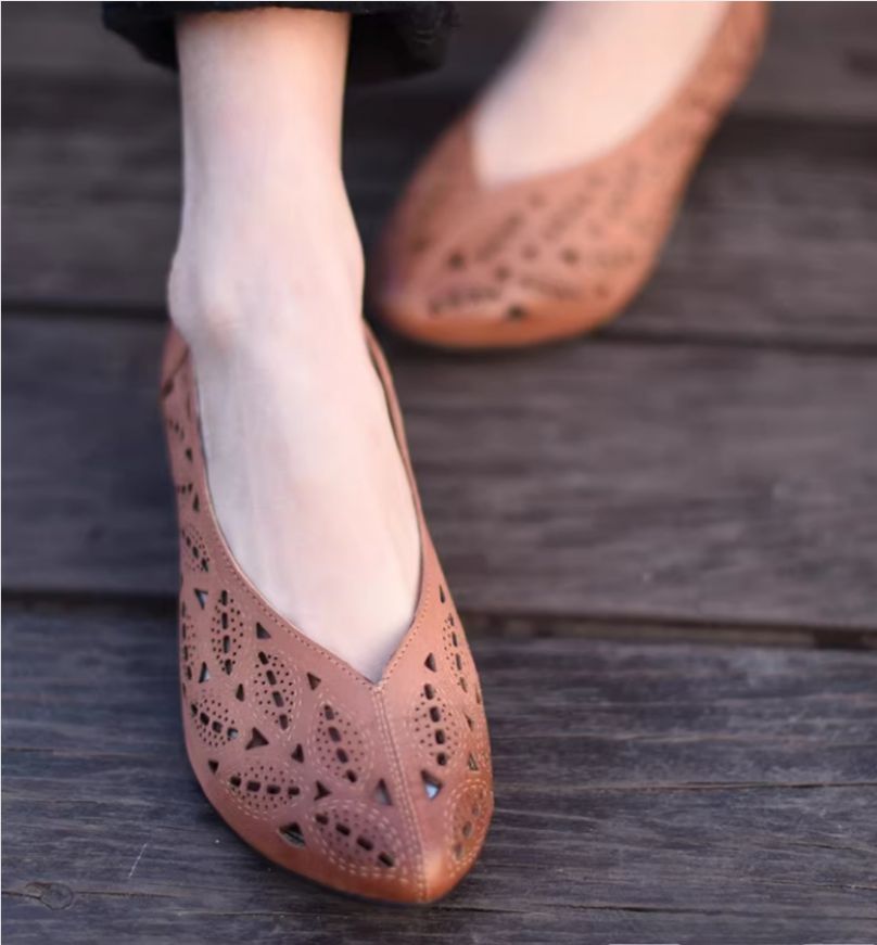 Retro and Comfortable Sheepskin Hollowed-Out Platform Low-Heeled Pointed-toe Women's Shoes