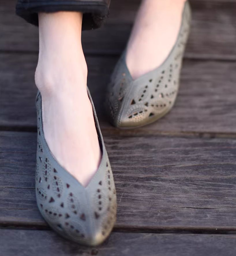 Retro and Comfortable Sheepskin Hollowed-Out Platform Low-Heeled Pointed-toe Women's Shoes