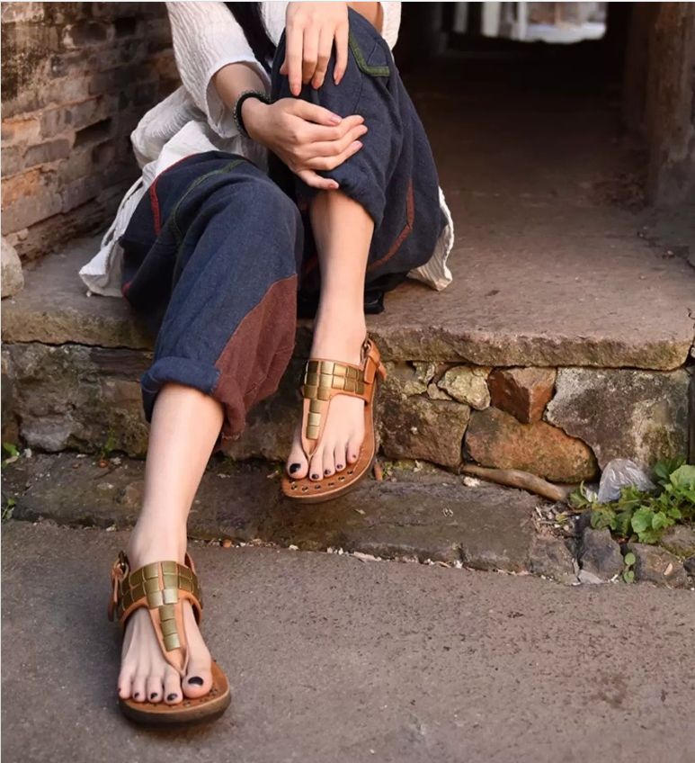 New Style Cowhide Sandals Rivet T-shaped Ankle and Toe Clasp Low-Heeled Retro Trendy Shoes