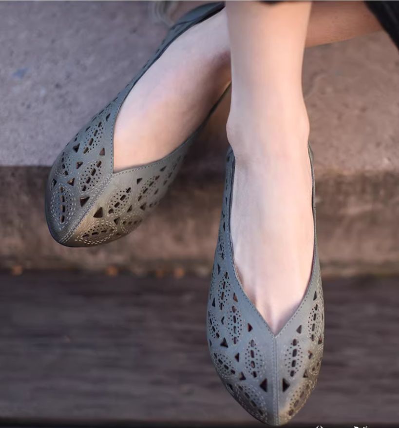 Retro and Comfortable Sheepskin Hollowed-Out Platform Low-Heeled Pointed-toe Women's Shoes